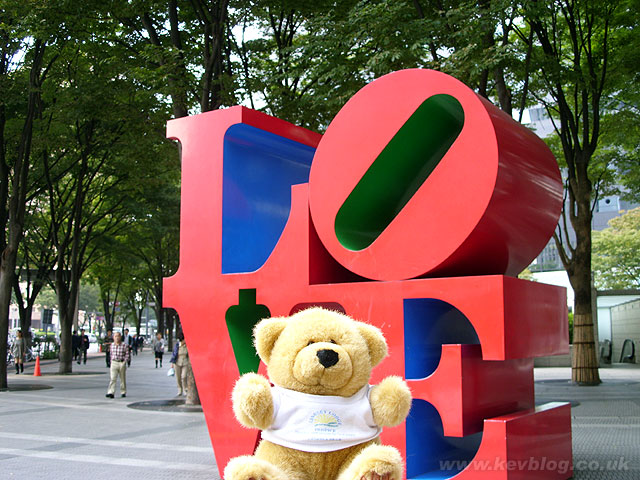 love sculpture tokyo